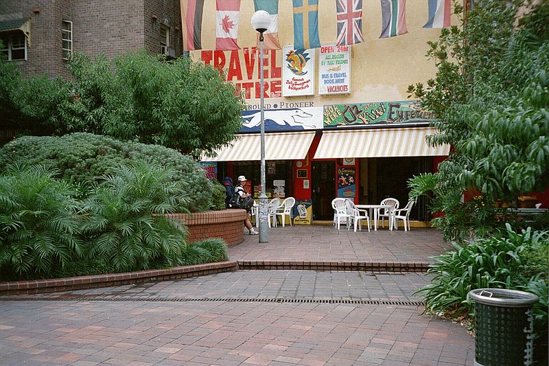 New South Wales    -    Onsdag d. 7 februar\n\nI Sydney boede vi p et hostel, der hed Jolly Swagman. Det var et hyggeligt og meget festorienteret sted !!  Helle med oppakning foran Jolly Swagman.