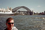 New South Wales    -    Torsdag d. 8 februar\n\nVi tog frgen ud til Taronga Zoo. Undervejs var der flotte vievs tilbage mod byen. Her er det seje Carsten og Sydney Harbour Bridge.