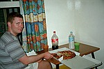 New South Wales    -    Torsdag d. 8 februar\n\nTilbage p Jolly Swagman forsger vi at genoprette vske- og energibalancen med masser af pizza, cola og vand.\nSolen har tydeligvis allerede sat sit prg p Carstens kinder.