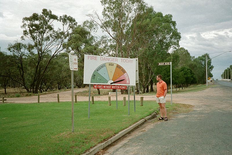 New South Wales    -    Onsdag d. 14 februar\n\nUndervejs stoppede vi i en del sm flkker for at tanke benzin og cola. Uden for en af byerne s vi dette dramatiske skilt.