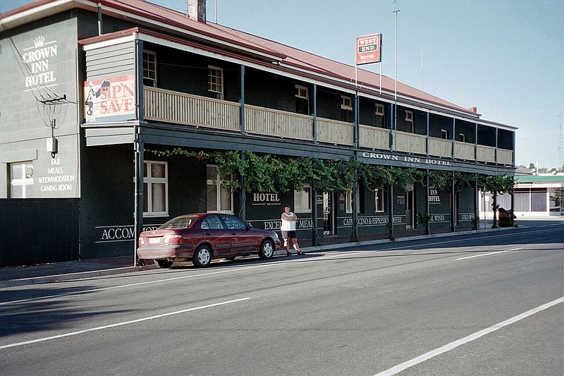 South Australia    -    Lrdag d. 17 februar\n\nHelle, Nissanen og det fantastiske Crown Inn Hotel vi boede p i Kingston - Her var lokal fest. Lige under vores vrelse !!