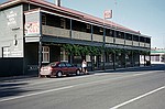 South Australia    -    Lrdag d. 17 februar\n\nHelle, Nissanen og det fantastiske Crown Inn Hotel vi boede p i Kingston - Her var lokal fest. Lige under vores vrelse !!