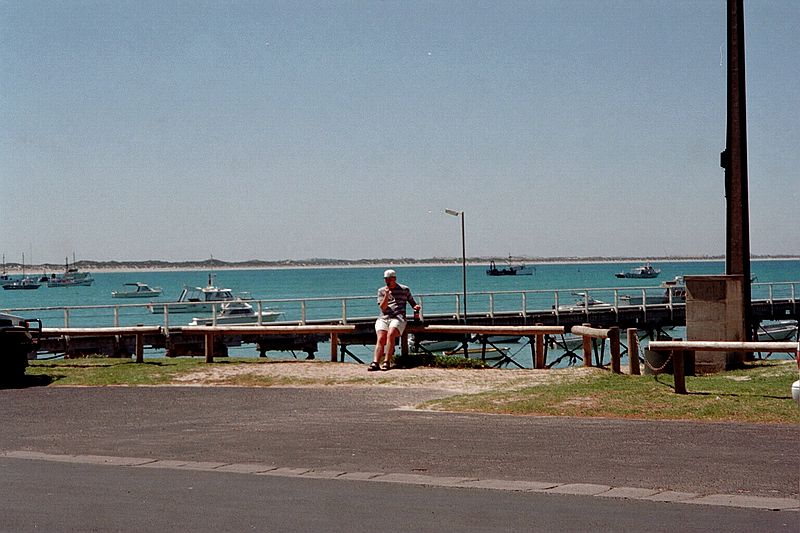South Australia    -    Lrdag d. 17 februar\n\nCarsten spiser en is p havnen i Beachport.