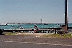 South Australia    -    Lrdag d. 17 februar\n\nCarsten spiser en is p havnen i Beachport.