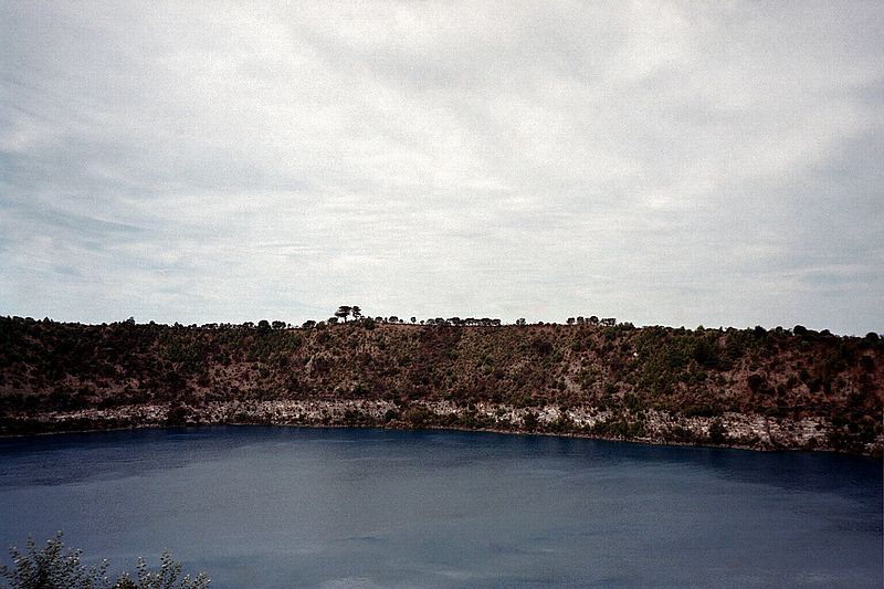 South Australia    -    Sndag d. 18 februar\n\nIgen Blue Lake. Skyerne skal ikke snyde, det var > 40 grader varmt denne dag ! Pyhhhh......