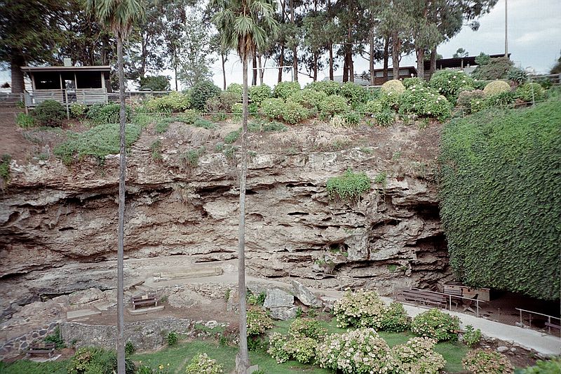 South Australia    -    Mandag d. 19 februar\n\nUmpherston Sinkhole i Mount Gambier. Her havde vi aftenen i forvejen fodret og aet opossumer lige indtil vi opdagede en stor fed rotte som gjorde de sde, blde opossumer selskab.