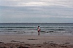 Victoria    -    Mandag d. 19 februar\n\nHelle viser stolt en skal fra stranden i Port Fairy frem.
