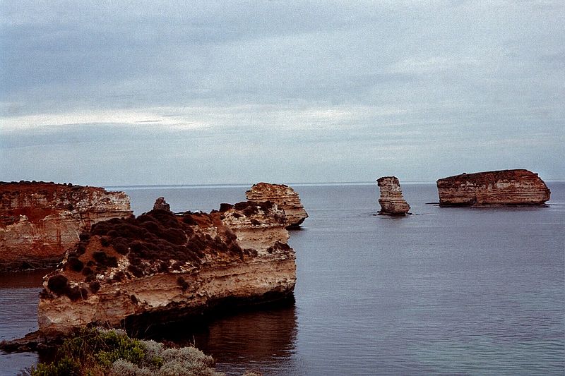 Victoria    -    Mandag d. 19 februar\n\nS kom vi til legendariske Great Ocean Road. I starten af denne var der utallige klippeformationer lige ud for kysten. Flot !