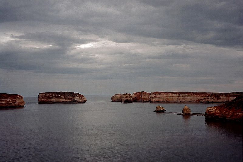 Victoria    -    Mandag d. 19 februar\n\nFlere klippeformationer langs Great Ocean Road.