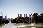 Victoria    -    Torsdag d. 22 februar\n\nNoget af Melbournes skyline set fra War Memorial.