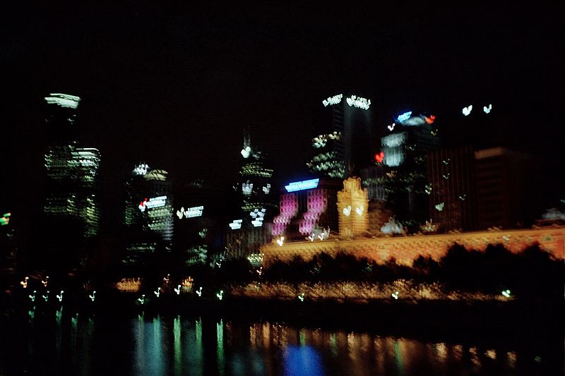 Victoria    -    Fredag d. 23 februar\n\nRystende billede af Melbourne by night.