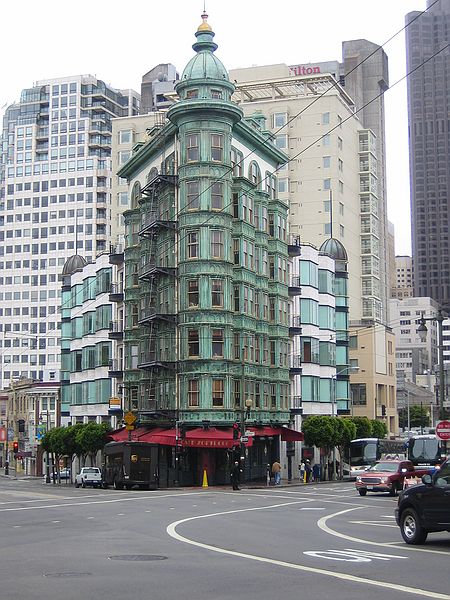 S er vi net ind til San Francisco og vi er ude at g en lang tur. Her er det Francis Ford Coppolas kontorbygning vi kigger p.