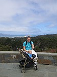 Udsigt over San Francisco fra en park i Presidio omrdet. Vi var p udkig efter en bus nr 2, men den dukkede aldrig op s vi tog vores egne ben p nakken og kig- der var alts langt ! S vi tager lige en pause og kigger ud over byen.