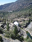 Yosemite Nationalpark, Hetch Hetchy reservoiret, Her opbevares alt drikkevand til brug i San Francisco og omegn. Undervejs passeres et vandkraftvrk og det er der  vandet sprjter ud fra.