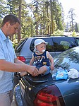 Her er vi net til Kings Canyon national park. Frederik fik en tr numse p bagsmkken af bilen- man m jo vre kreativ nr man ikke har et puslebord ved hnden.