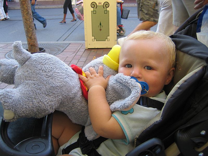 S blev det souvenirtid i Disneyland, naturligvis skulle det da vre Dumbo, Frederik skulle have med sig hjem